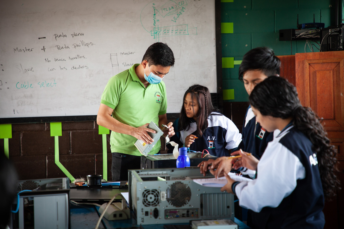 Alexis with his students in computer lab